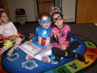 The cutest superheroes reading a book together. Baw!